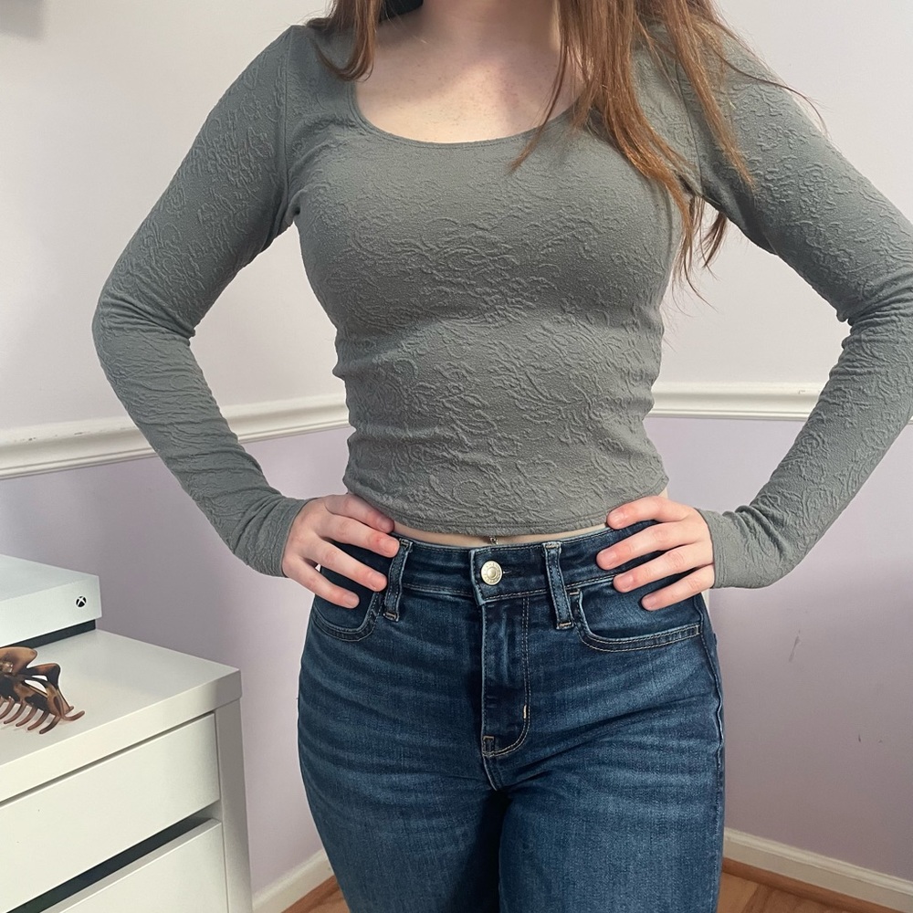 Gray Tight Fit Long Sleeved Crop Top